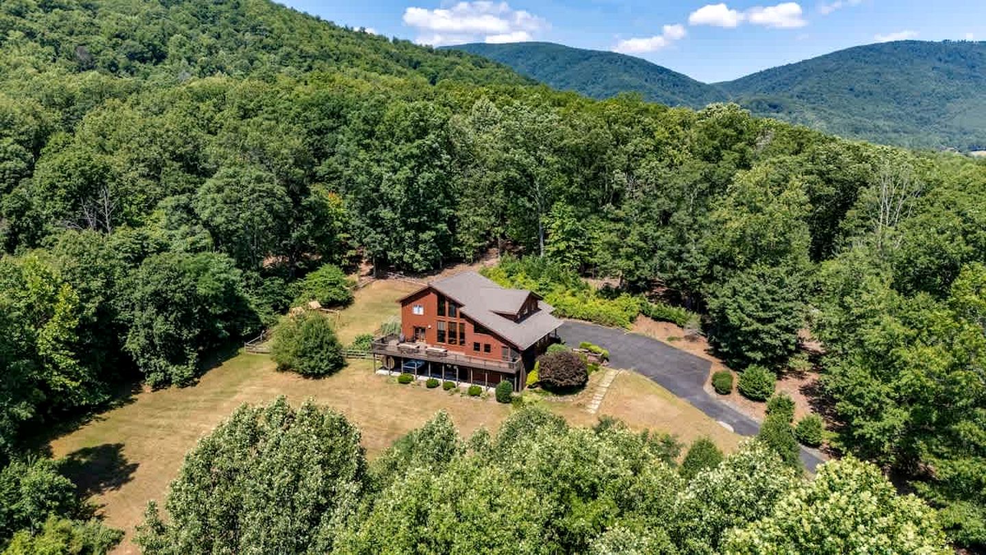 Secluded Luxury Cabin with Private Pond and Hot Tub near Shenandoah National Park, Afton, VA