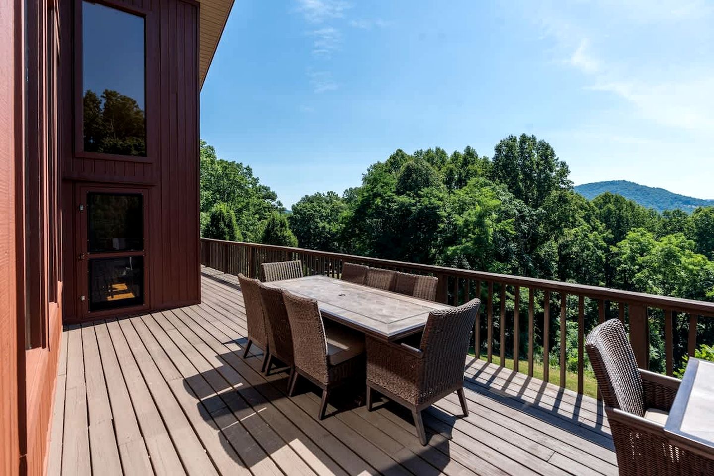 Secluded Luxury Cabin with Private Pond and Hot Tub near Shenandoah National Park, Afton, VA