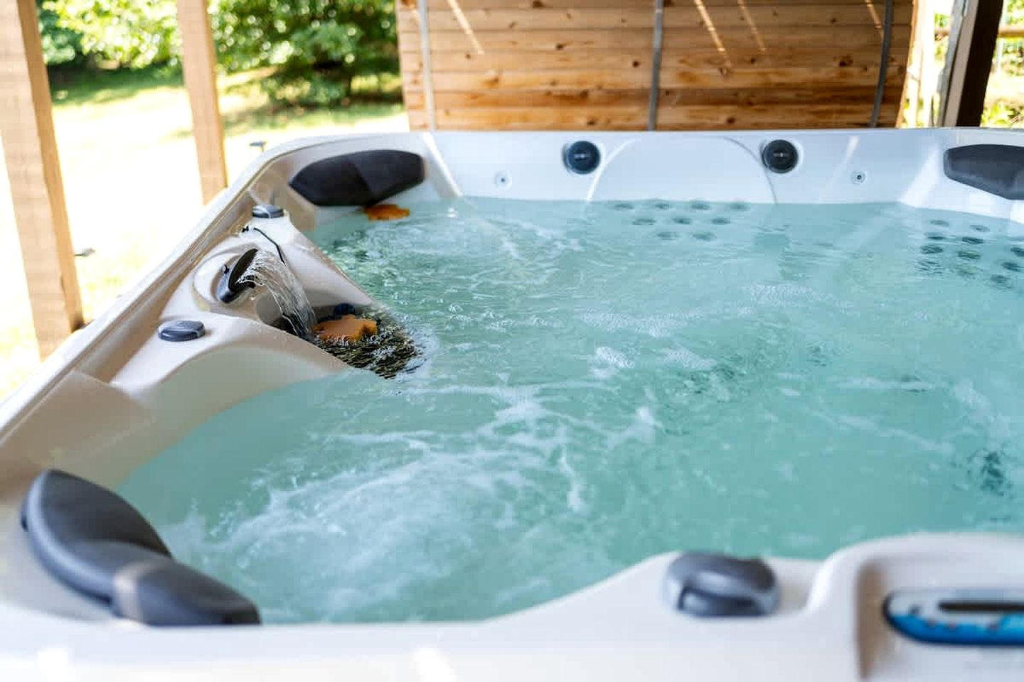 Secluded Luxury Cabin with Private Pond and Hot Tub near Shenandoah National Park, Afton, VA