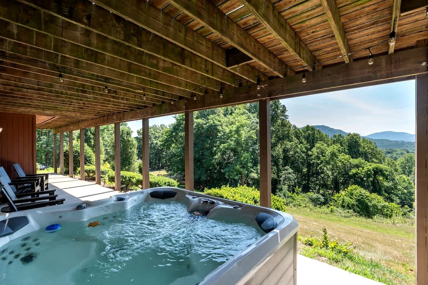 Secluded Luxury Cabin with Private Pond and Hot Tub near Shenandoah National Park, Afton, VA
