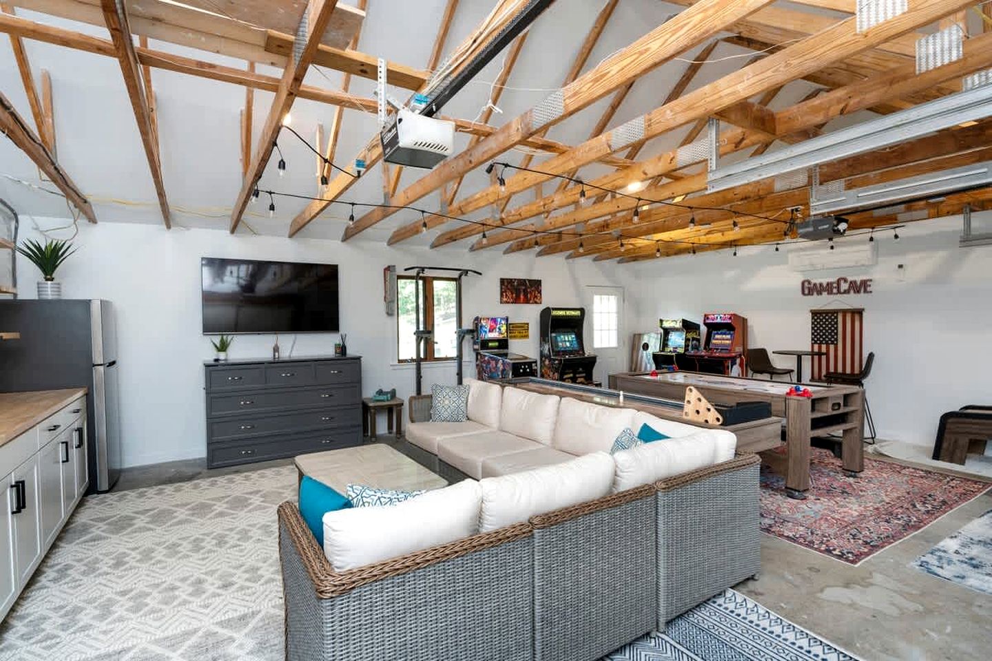 Secluded Luxury Cabin with Private Pond and Hot Tub near Shenandoah National Park, Afton, VA