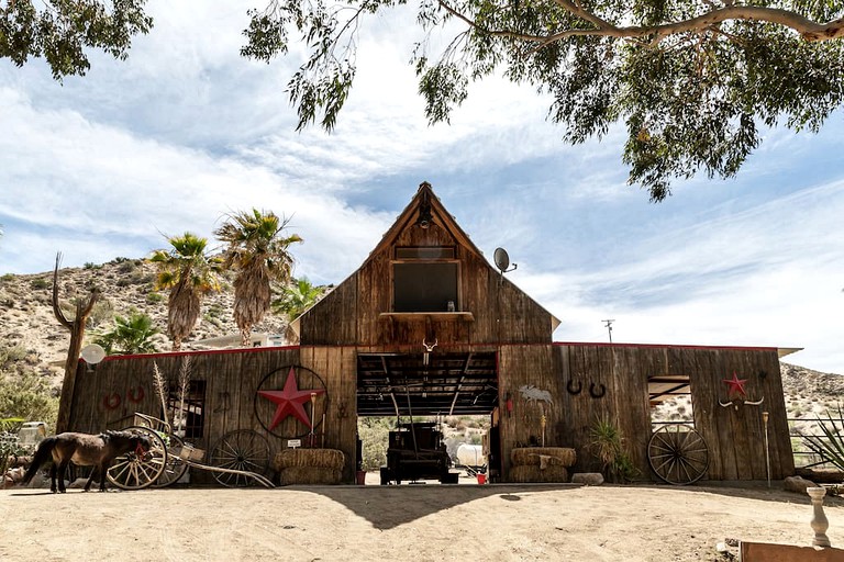 Barns (St. Morongo Valley, California, United States)