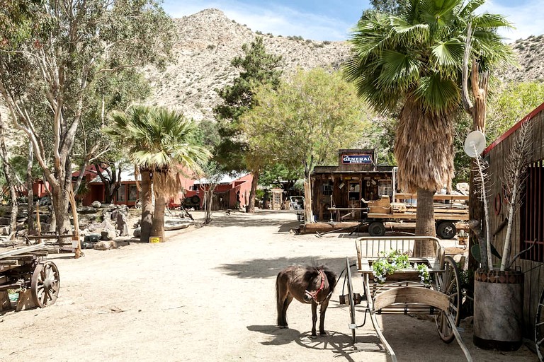 Barns (St. Morongo Valley, California, United States)