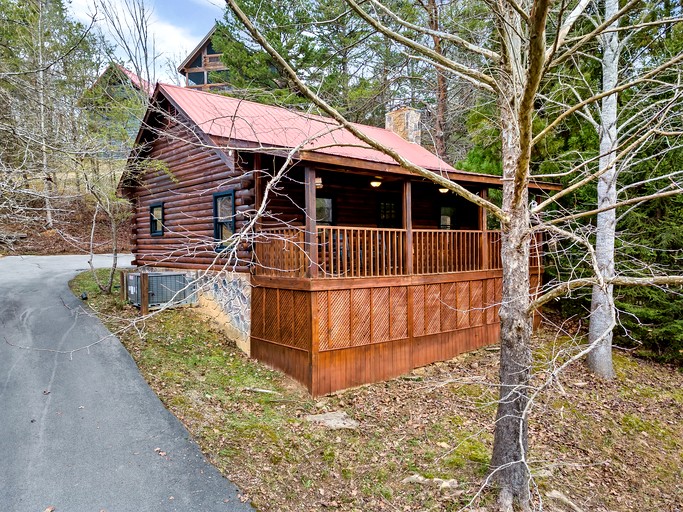 Relaxing Cabin with Hot-tub and Pool Table in Sevierville, Tennessee
