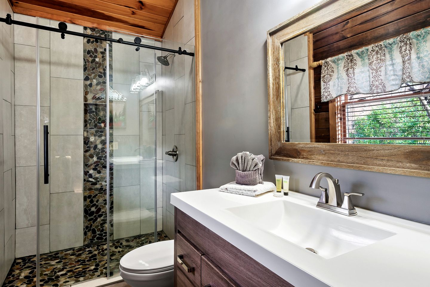 Relaxing Cabin with Hot-tub and Pool Table in Sevierville, Tennessee