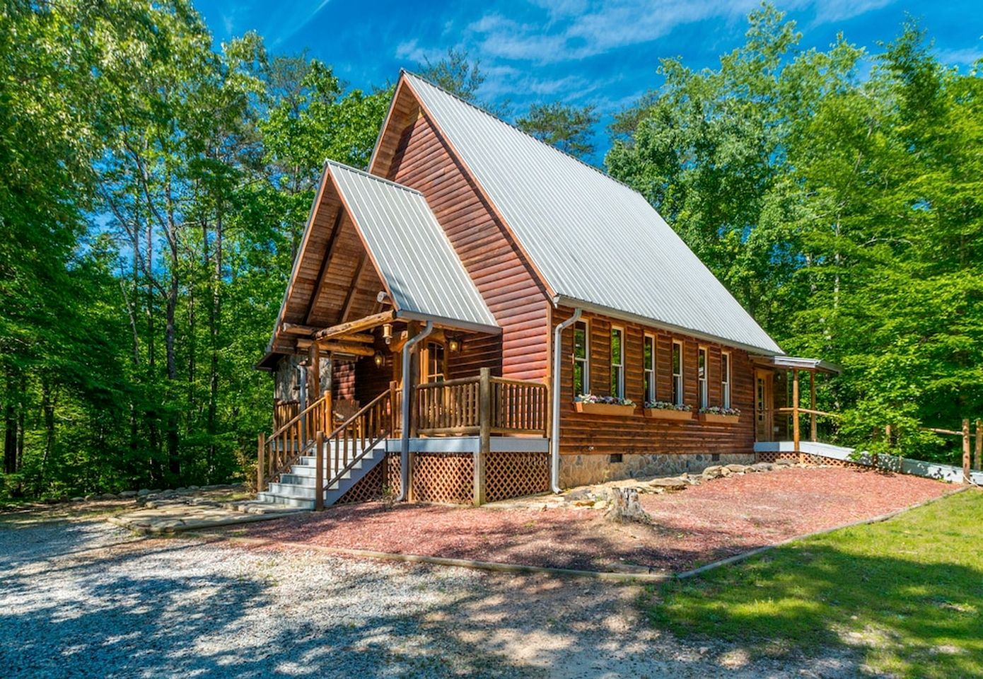 Lovely Cabin with Hot-tub and Fireplace in Cleveland, Georgia