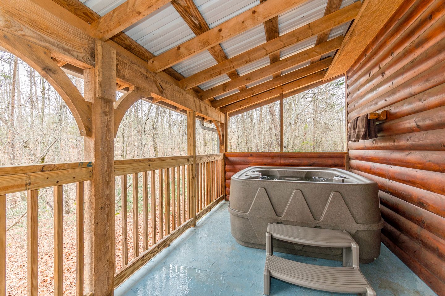 Lovely Cabin with Hot-tub and Fireplace in Cleveland, Georgia