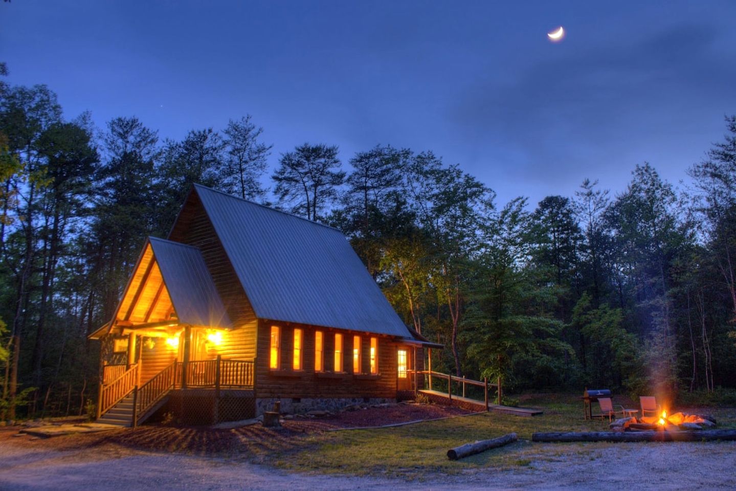 Lovely Cabin with Hot-tub and Fireplace in Cleveland, Georgia