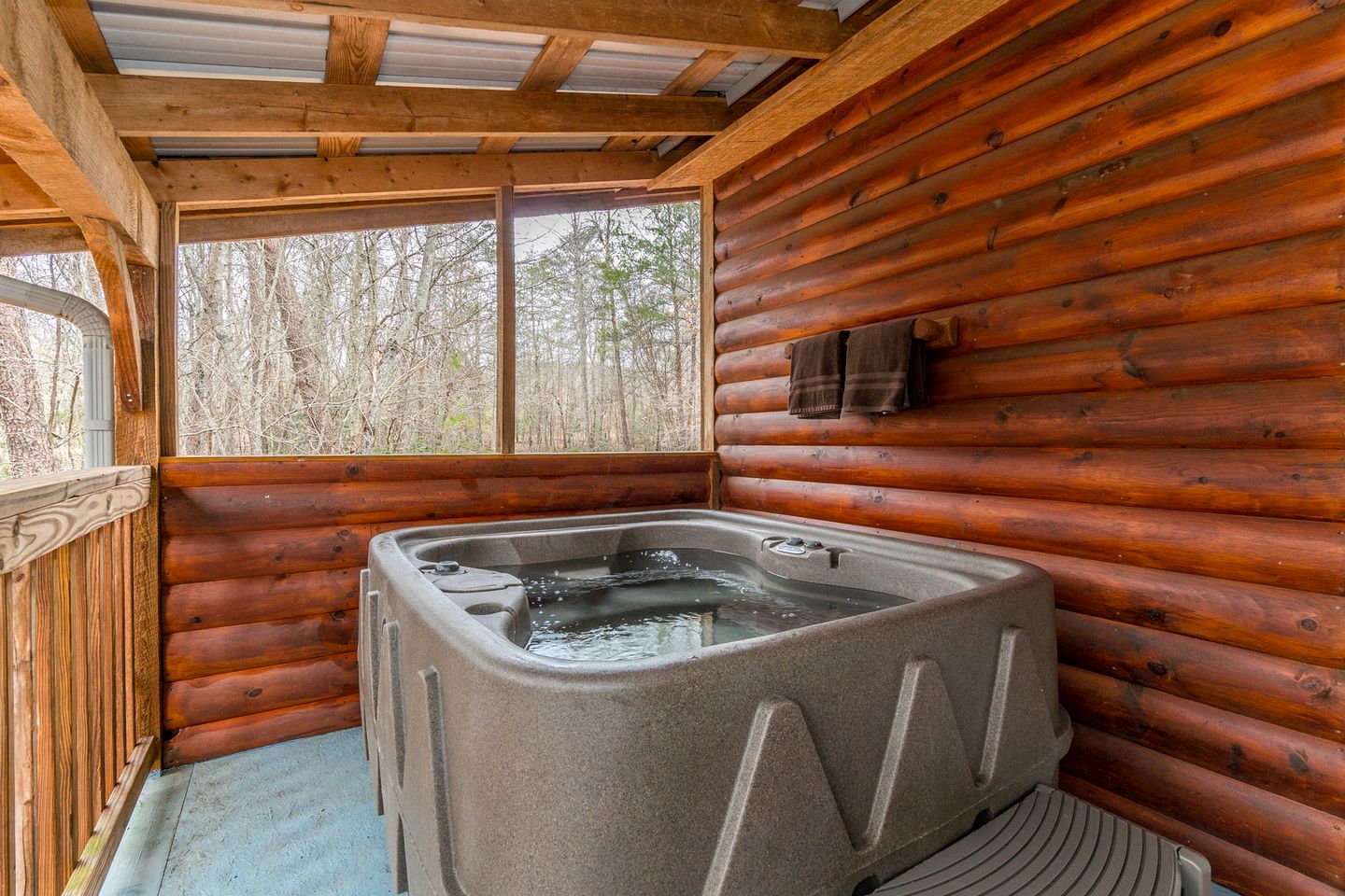 Lovely Cabin with Hot-tub and Fireplace in Cleveland, Georgia