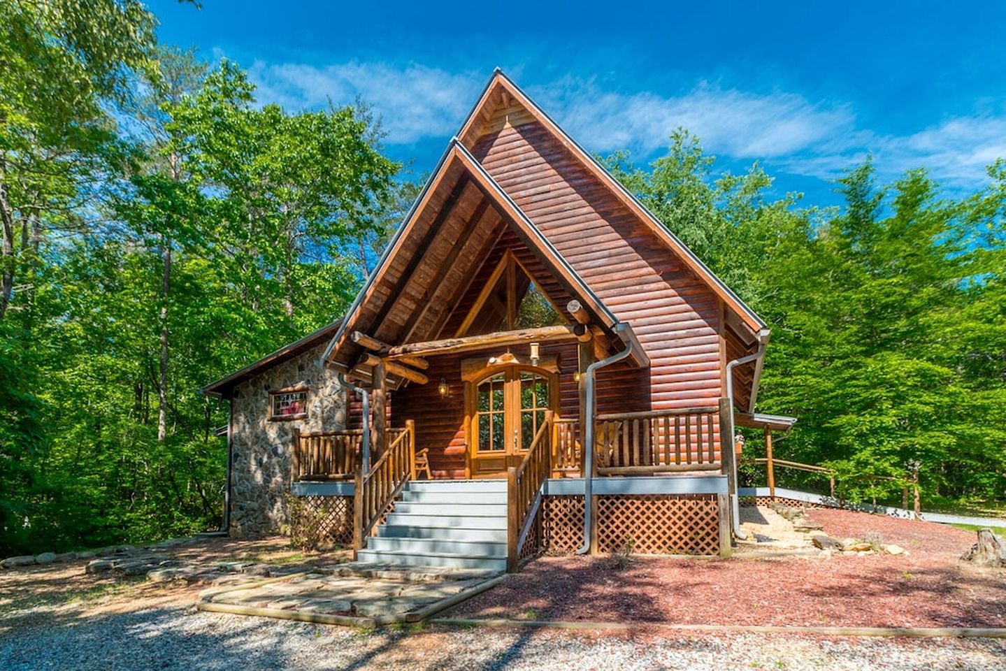 Lovely Cabin with Hot-tub and Fireplace in Cleveland, Georgia