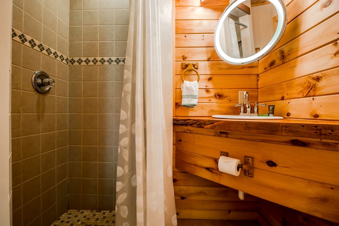 Lovely Cabin with Hot-tub and Fireplace in Cleveland, Georgia