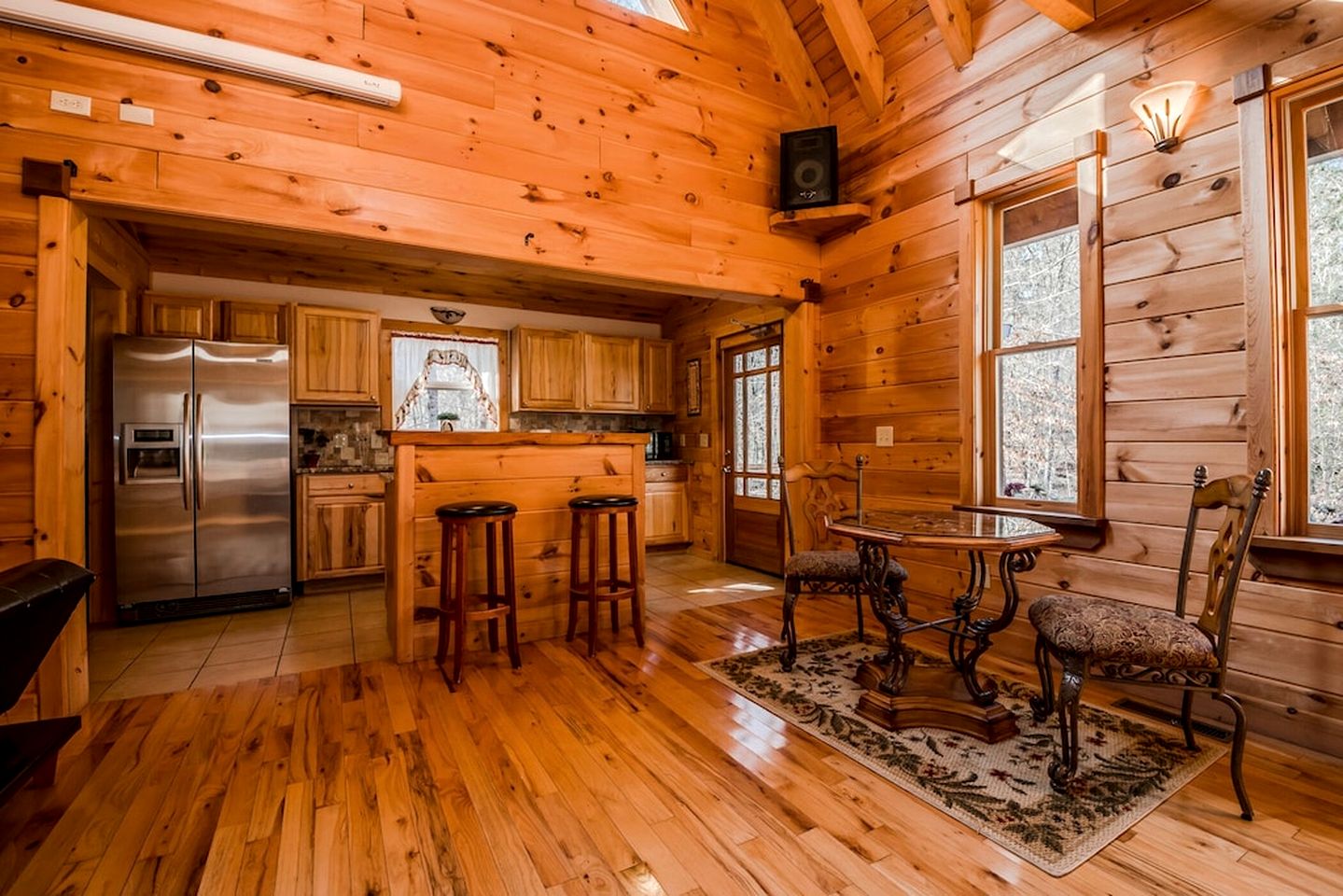 Lovely Cabin with Hot-tub and Fireplace in Cleveland, Georgia