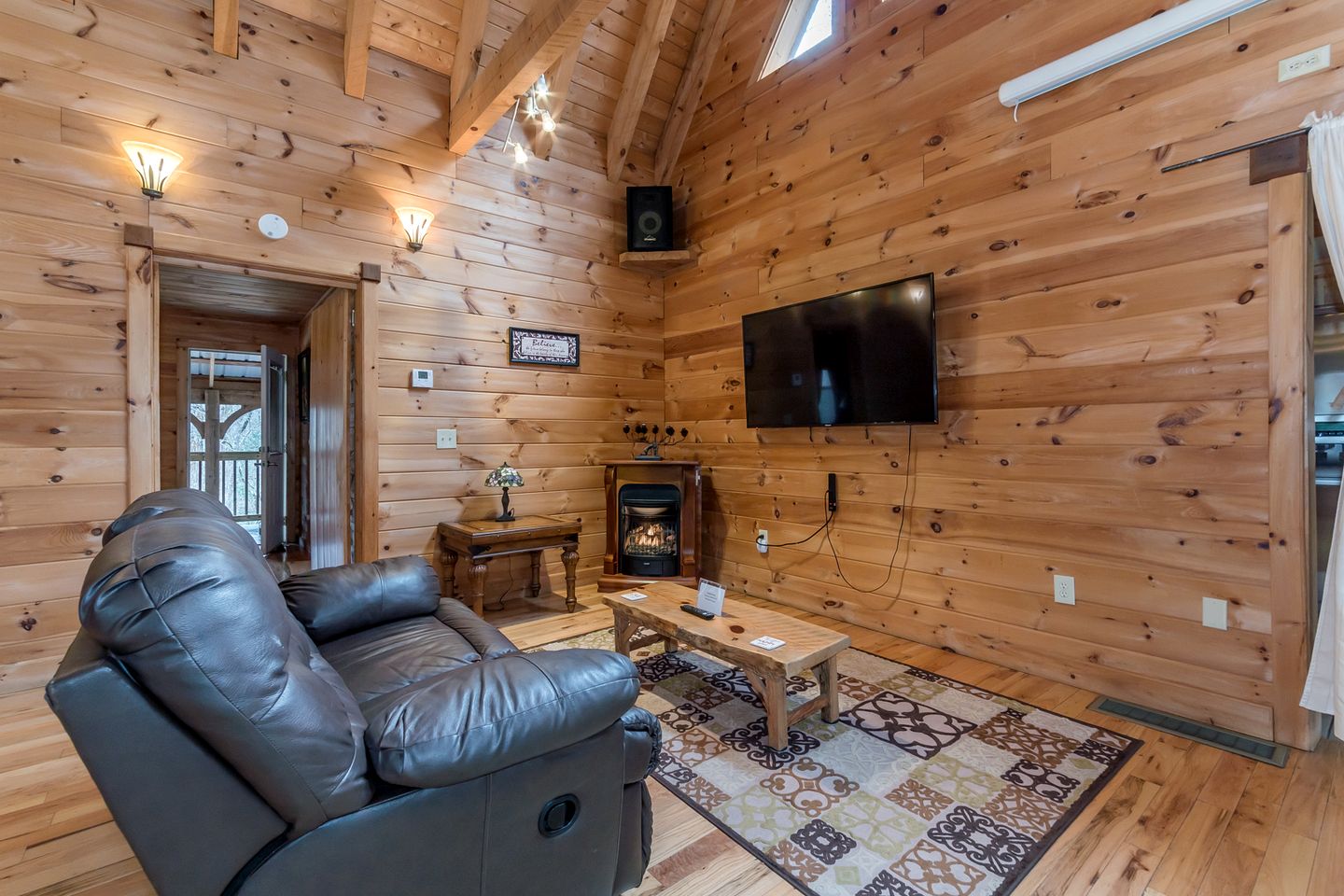 Lovely Cabin with Hot-tub and Fireplace in Cleveland, Georgia