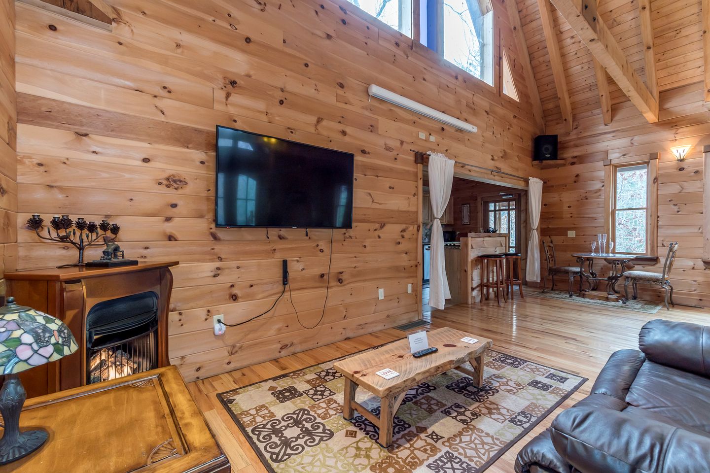 Lovely Cabin with Hot-tub and Fireplace in Cleveland, Georgia