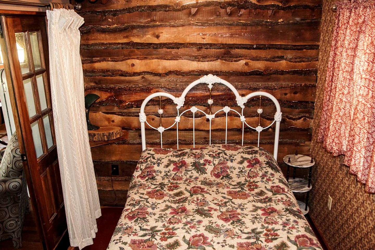 Lovely Cabin Rental with an Antique Iron Tub near Nathrop, Colorado