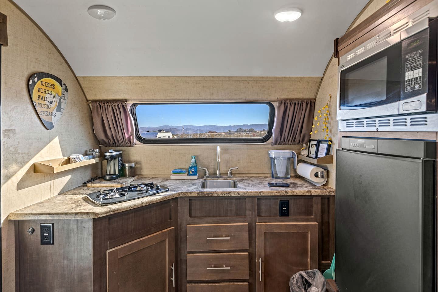Lovely Caravan Ideal for a Glamping Getaway in the Desert of Joshua Tree in California