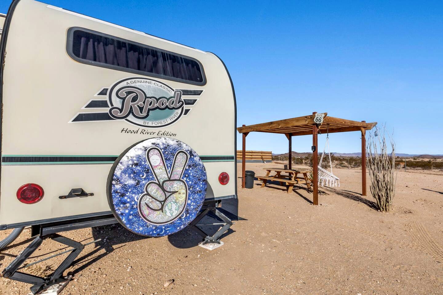 Lovely Caravan Ideal for a Glamping Getaway in the Desert of Joshua Tree in California