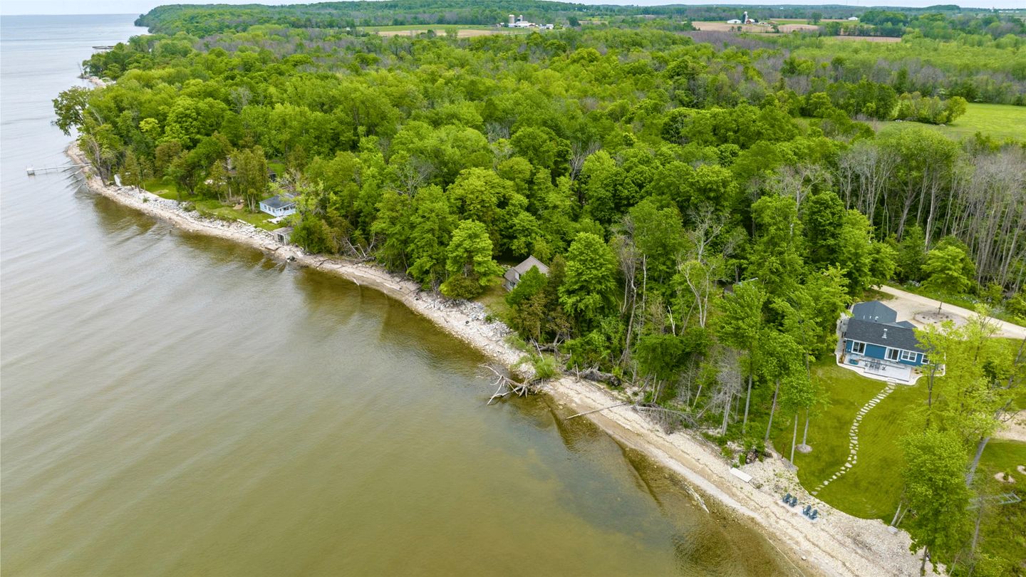 Lakefront Paradise: Hot Tub, Kayaks & Family Fun in Wisconsin