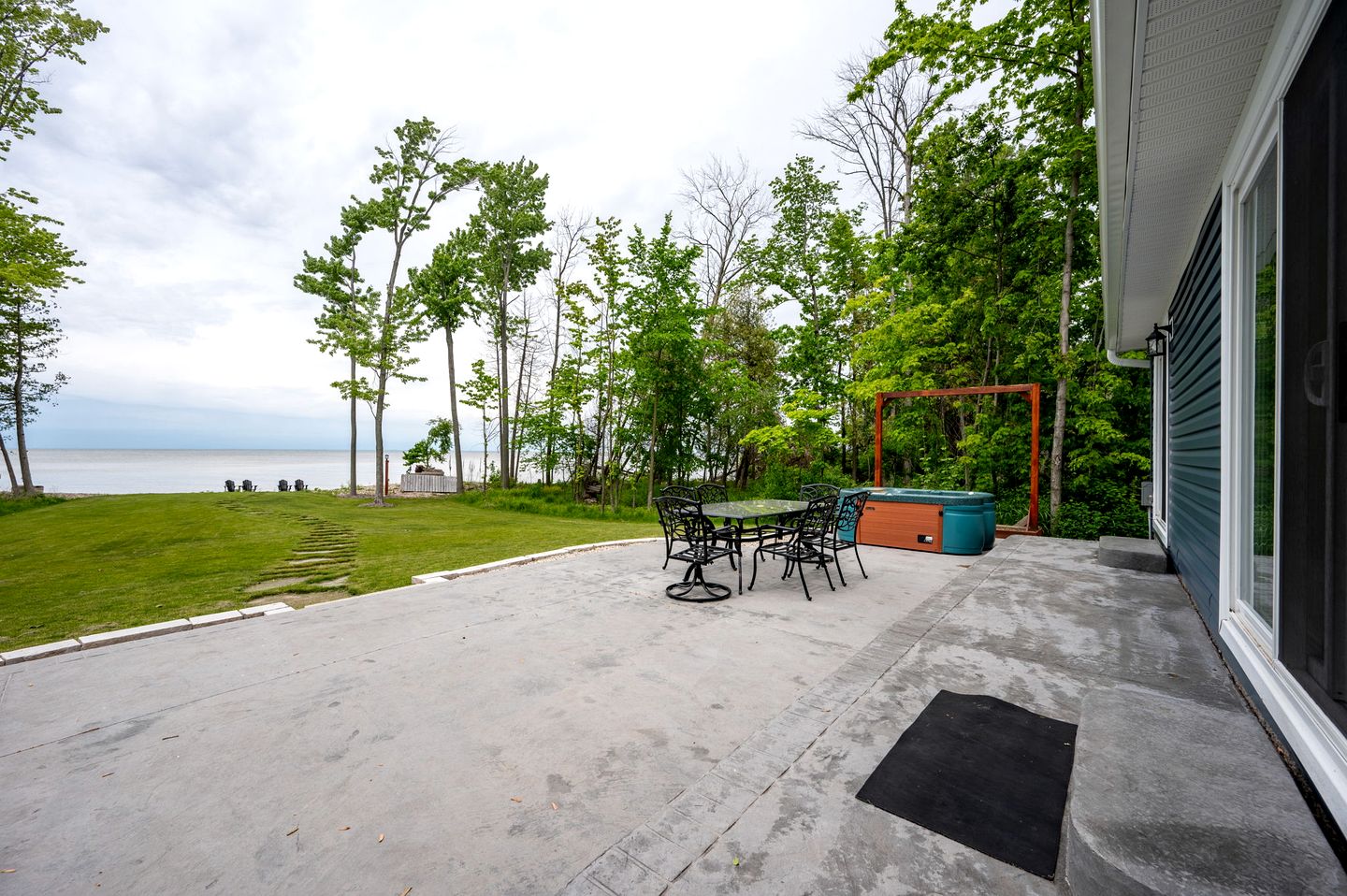 Lovely Lake Cottage with Spacious Interior and Jacuzzi in Wisconsin