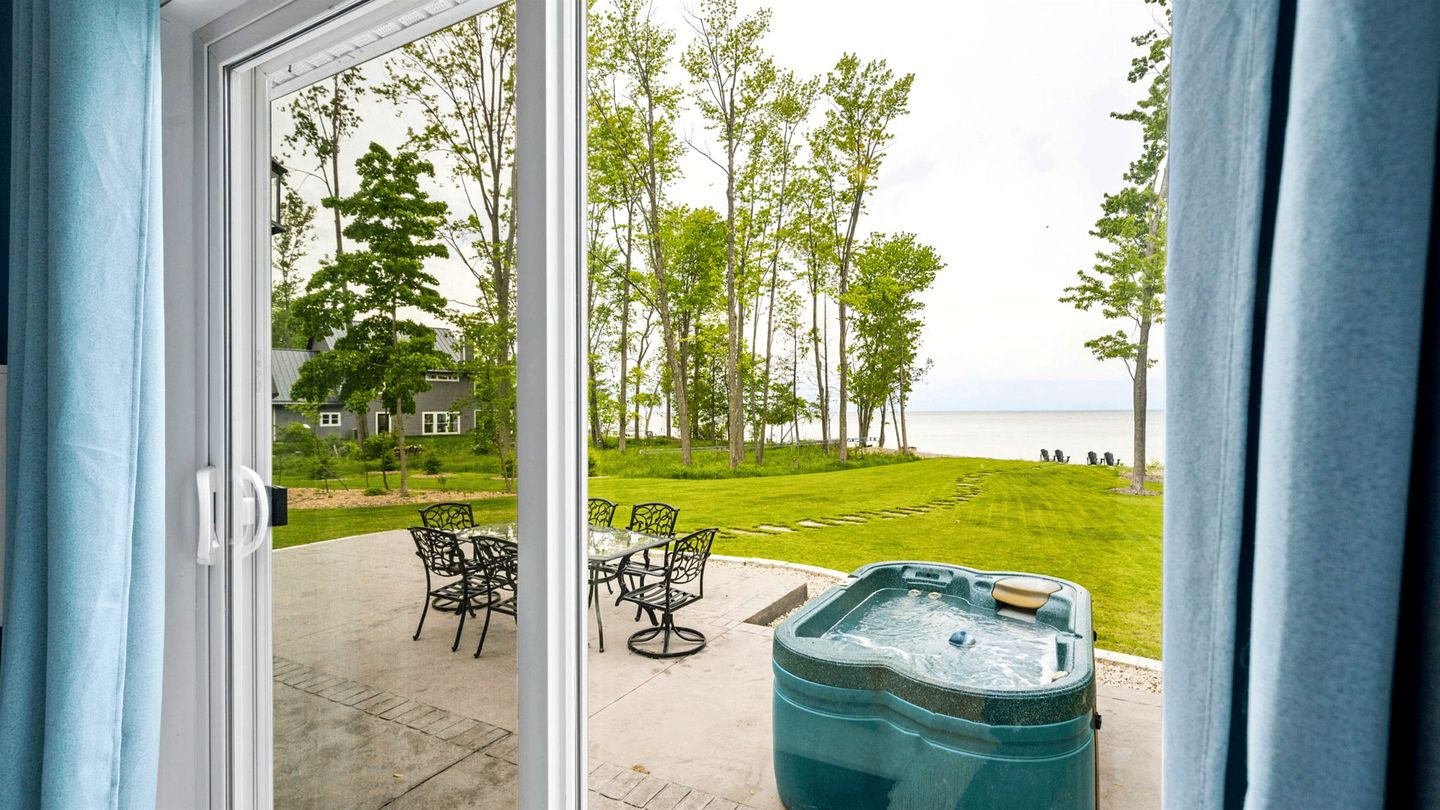 Lakefront Paradise: Hot Tub, Kayaks & Family Fun in Wisconsin