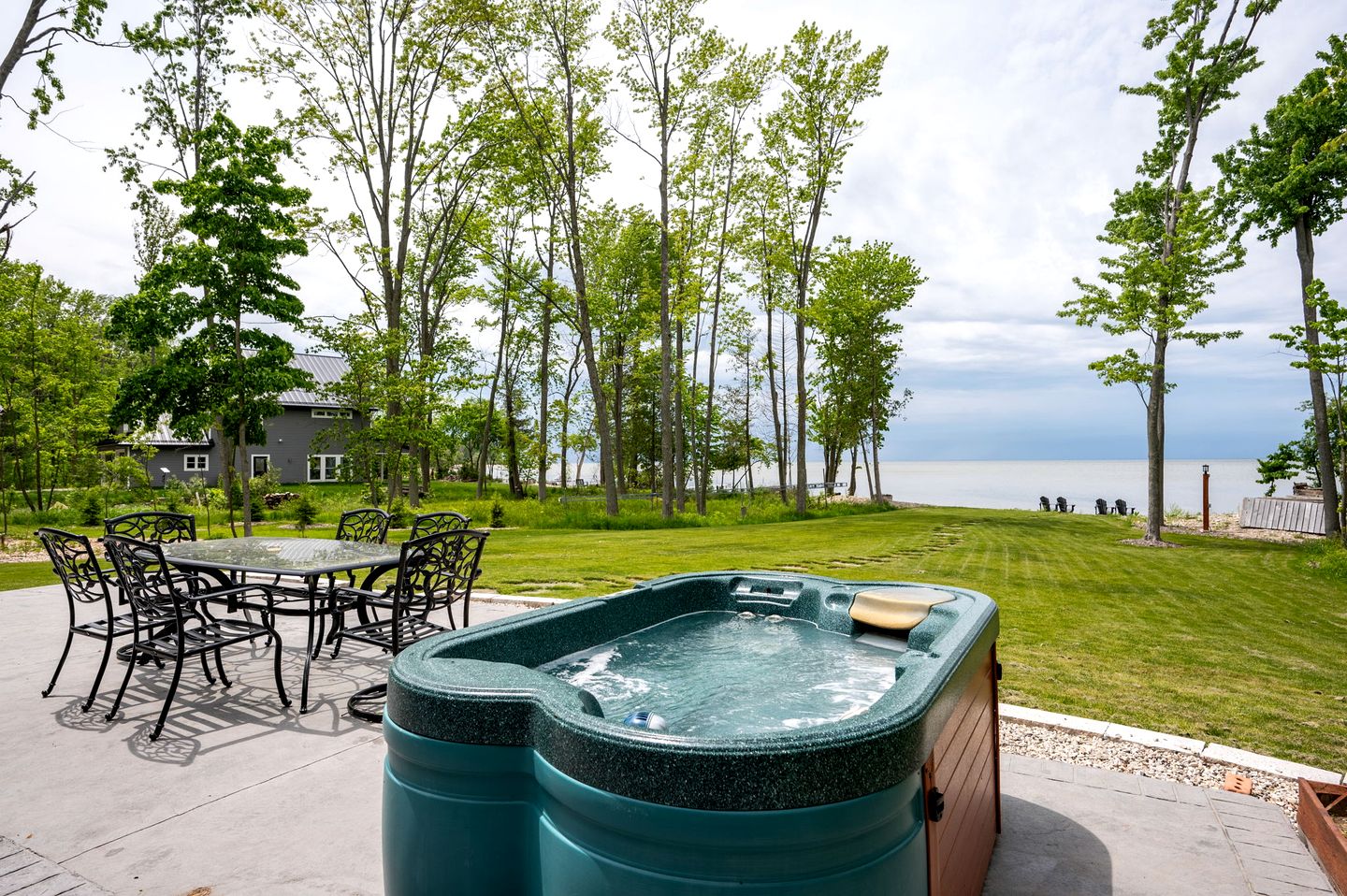 Lovely Lake Cottage with Spacious Interior and Jacuzzi in Wisconsin