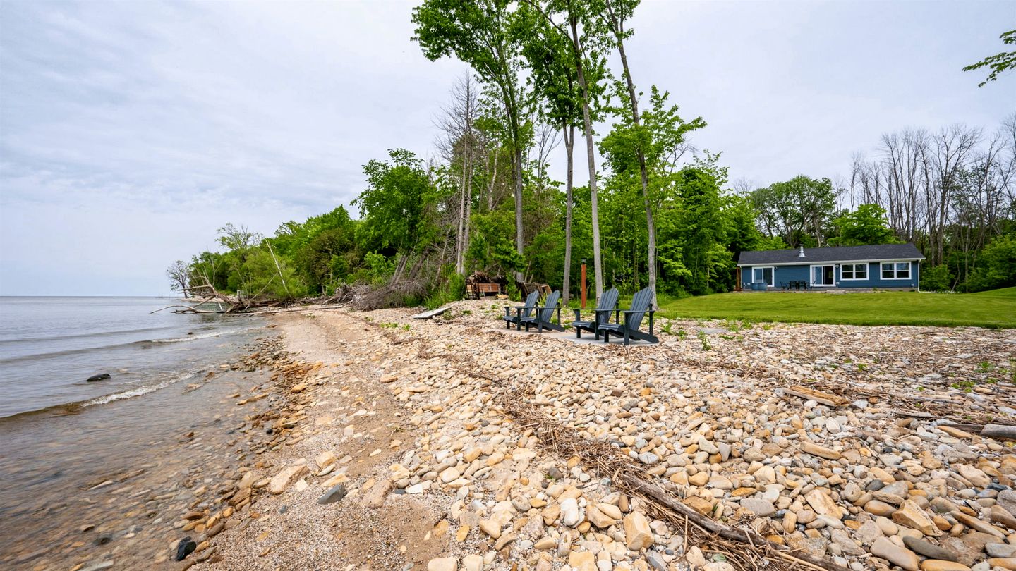 Lakefront Paradise: Hot Tub, Kayaks & Family Fun in Wisconsin