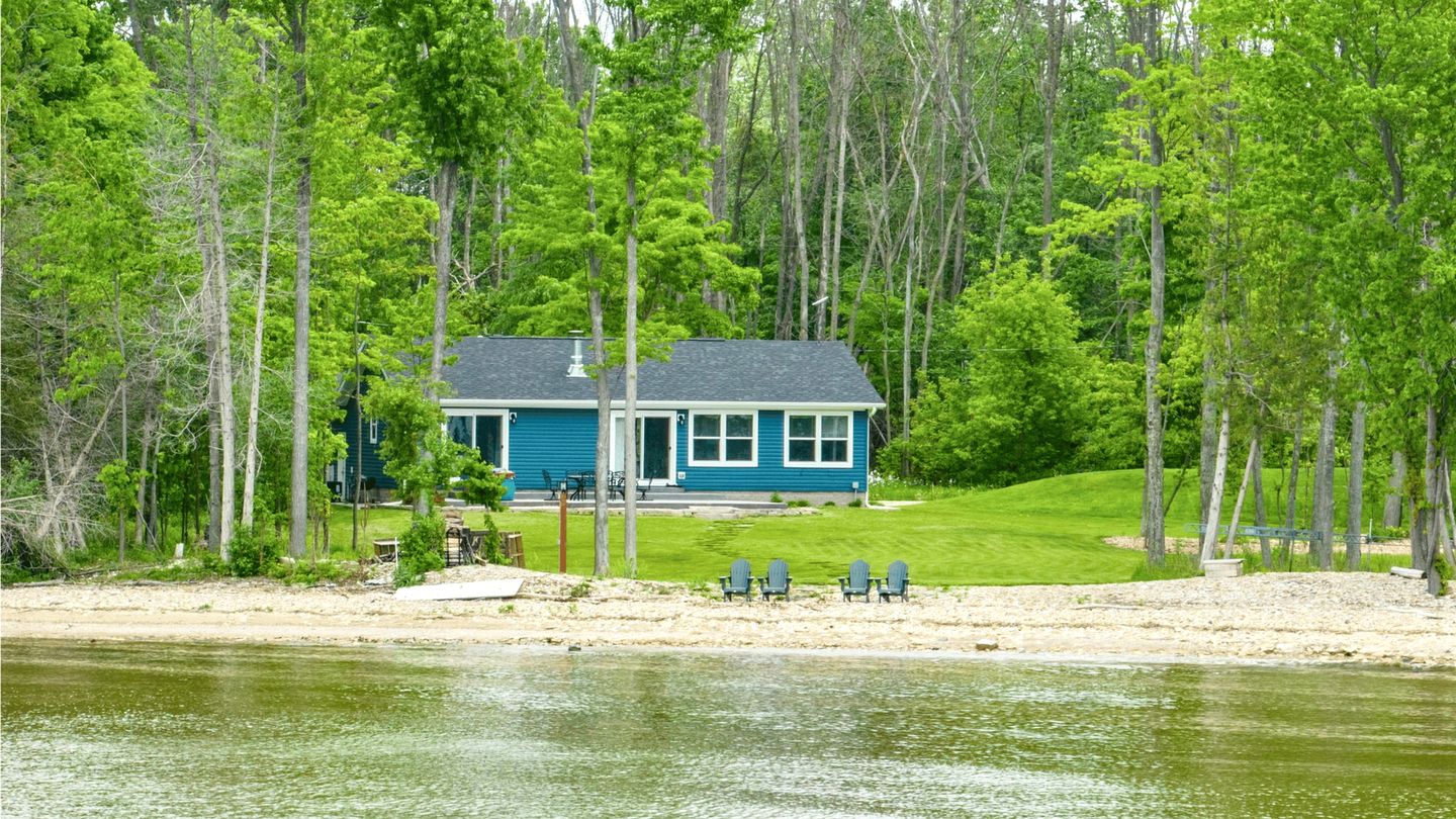 Lakefront Paradise: Hot Tub, Kayaks & Family Fun in Wisconsin