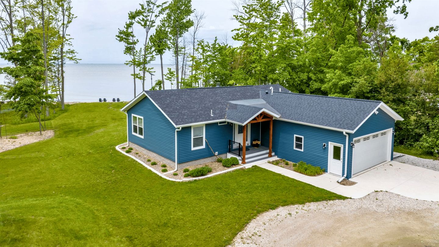 Lakefront Paradise: Hot Tub, Kayaks & Family Fun in Wisconsin