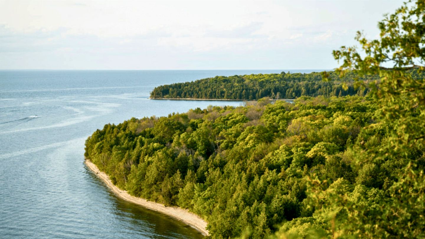Lakefront Paradise: Hot Tub, Kayaks & Family Fun in Wisconsin