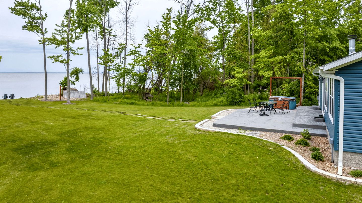 Lakefront Paradise: Hot Tub, Kayaks & Family Fun in Wisconsin