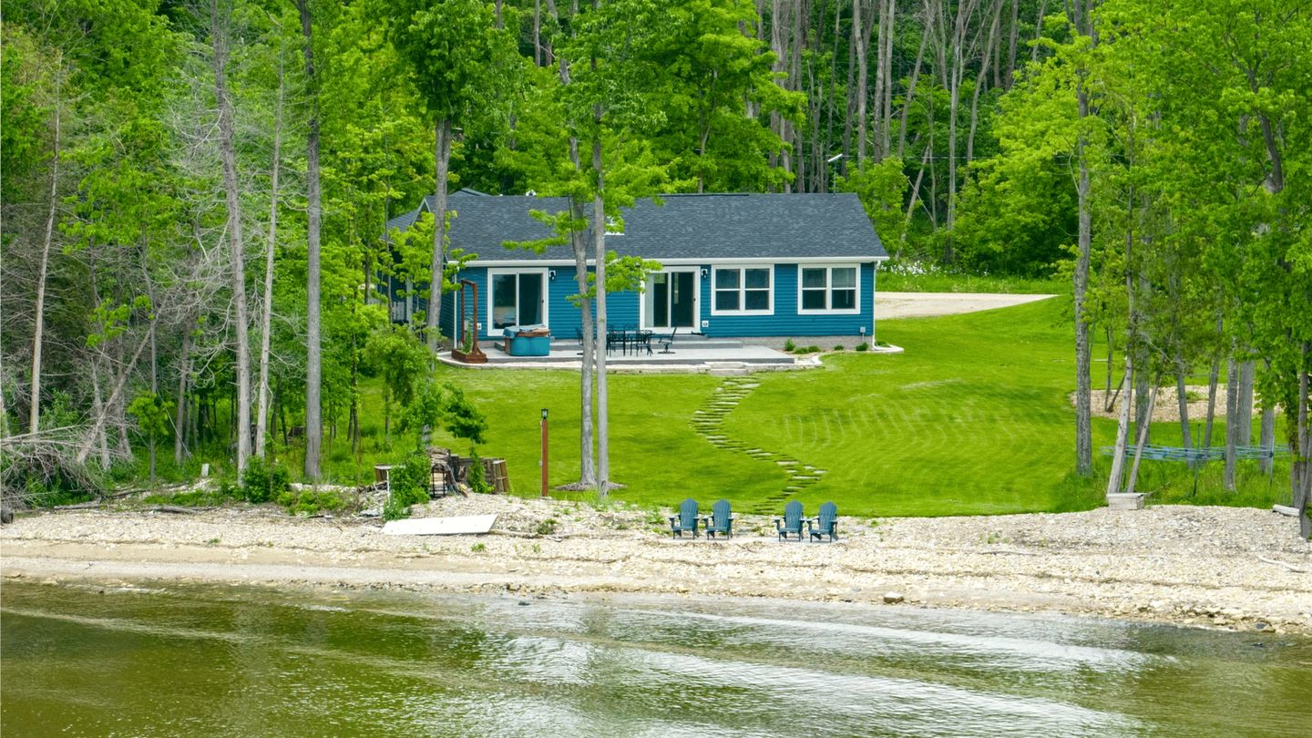 Lakefront Paradise: Hot Tub, Kayaks & Family Fun in Wisconsin
