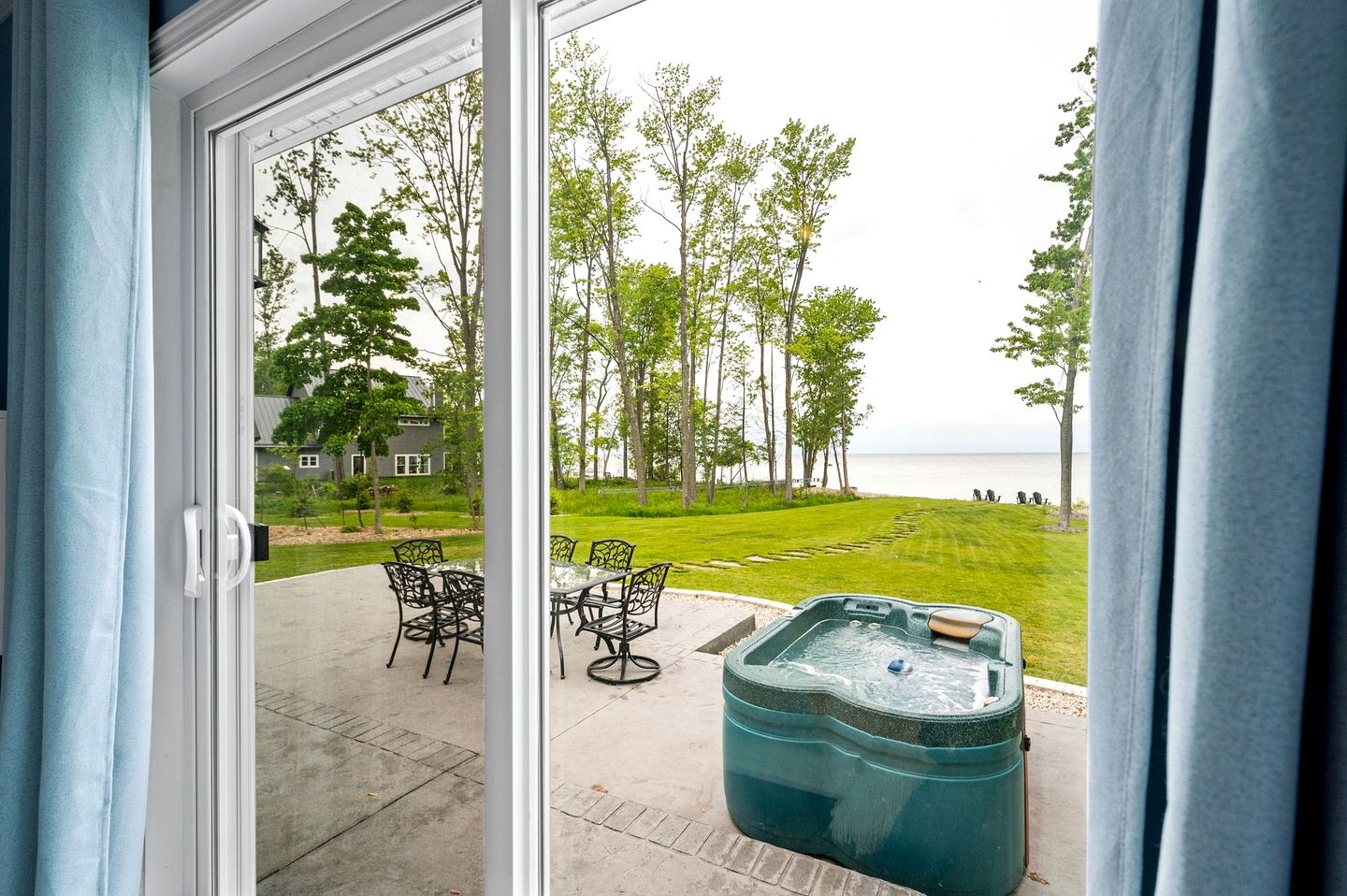 Lovely Lake Cottage with Spacious Interior and Jacuzzi in Wisconsin