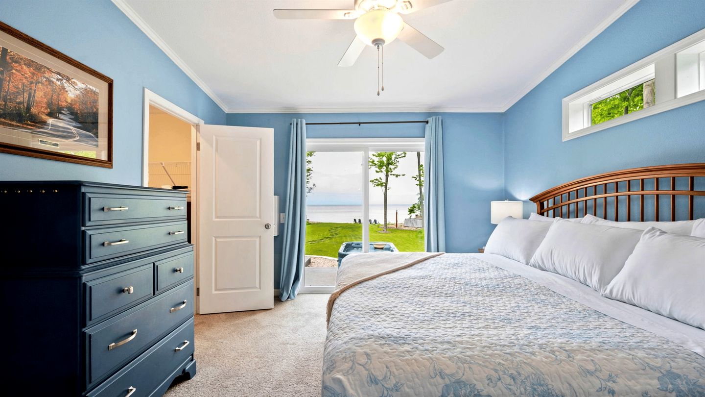 Lakefront Paradise: Hot Tub, Kayaks & Family Fun in Wisconsin