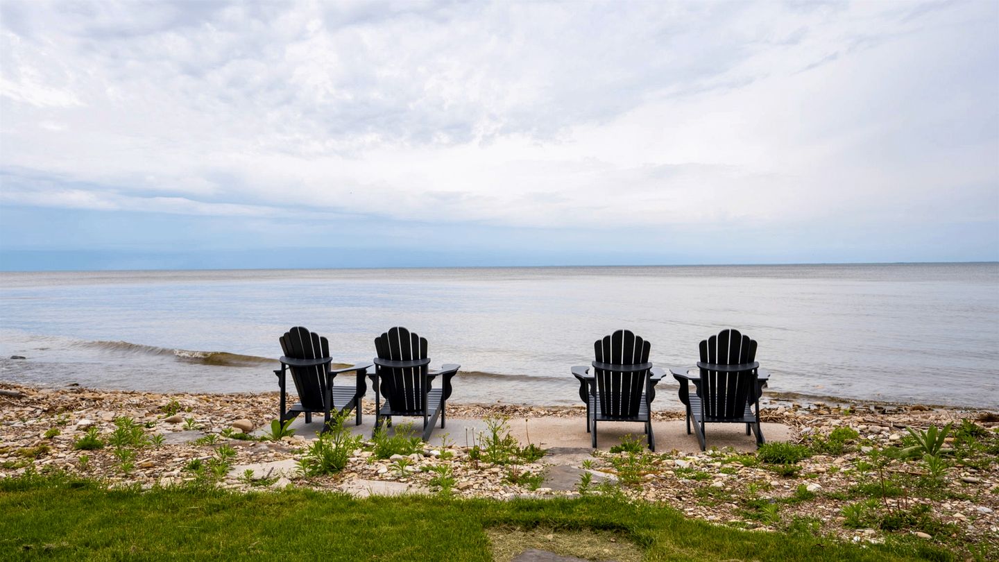 Lakefront Paradise: Hot Tub, Kayaks & Family Fun in Wisconsin