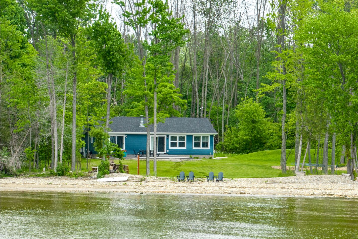 Lovely Lake Cottage with Spacious Interior and Jacuzzi in Wisconsin