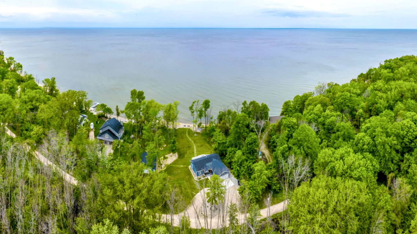 Lakefront Paradise: Hot Tub, Kayaks & Family Fun in Wisconsin