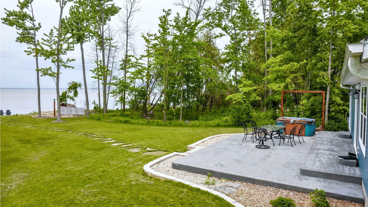 Lakefront Paradise: Hot Tub, Kayaks & Family Fun in Wisconsin