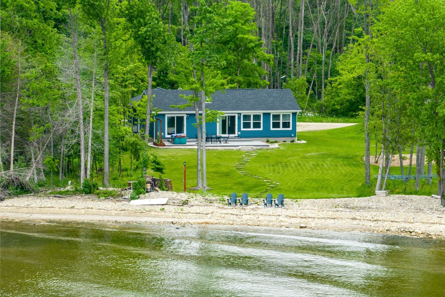 Lovely Lake Cottage with Spacious Interior and Jacuzzi in Wisconsin