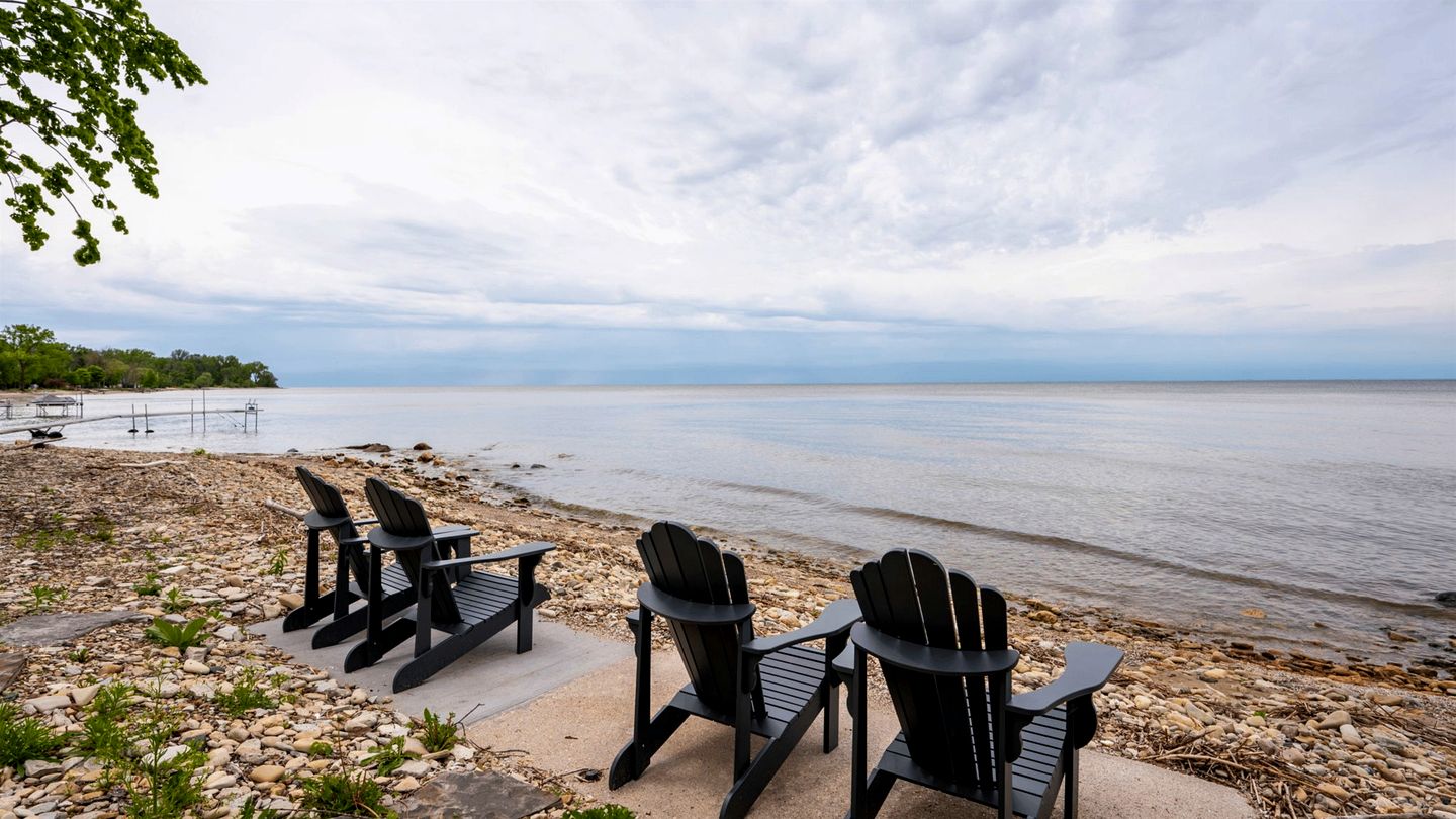 Lakefront Paradise: Hot Tub, Kayaks & Family Fun in Wisconsin