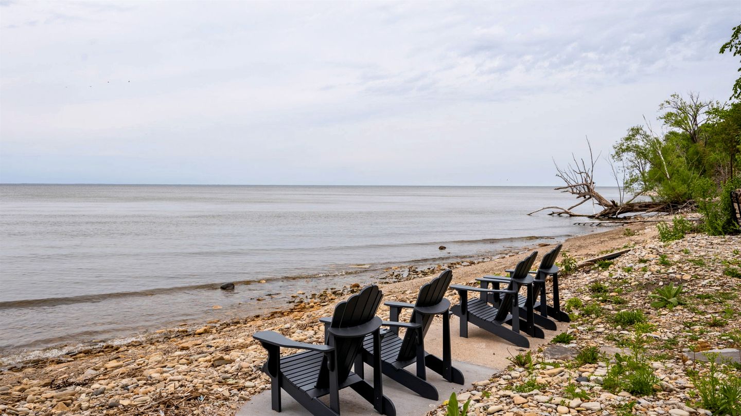 Lakefront Paradise: Hot Tub, Kayaks & Family Fun in Wisconsin