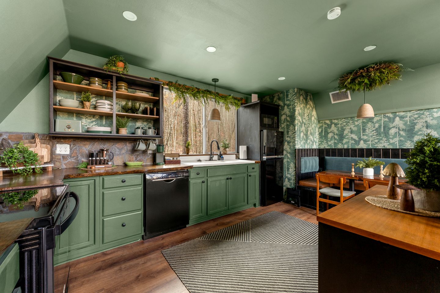 Lovely Lofted A-Frame with Private Jacuzzi, Deck, Fire Pit and Views in Arkansas