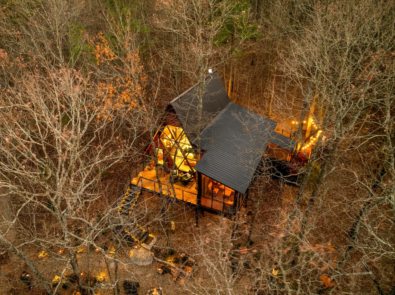 Lovely Lofted A-Frame with Private Jacuzzi, Deck, Fire Pit and Views in Arkansas