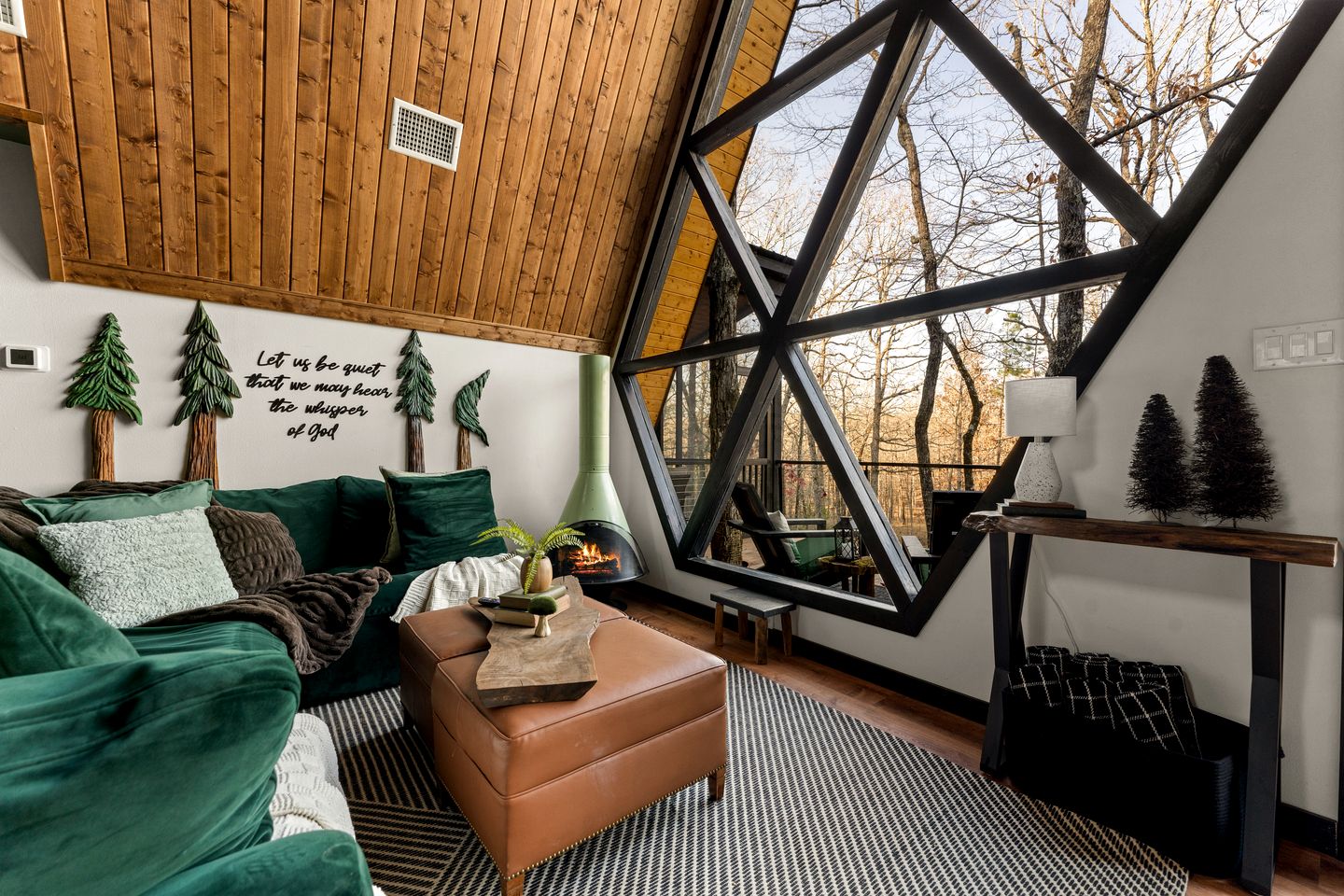 Lovely Lofted A-Frame with Private Jacuzzi, Deck, Fire Pit and Views in Arkansas