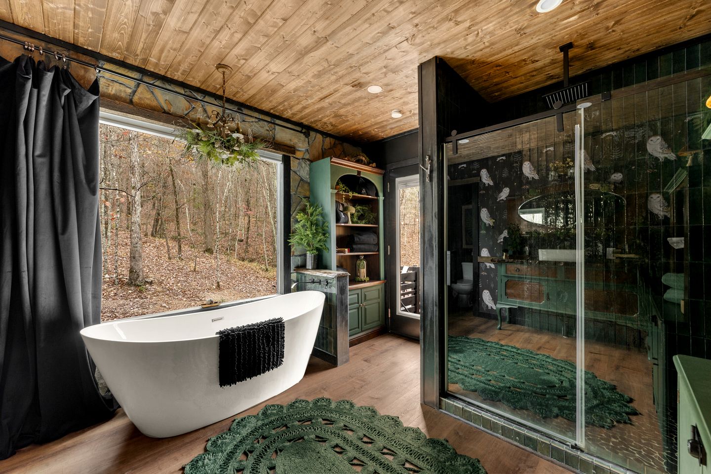 Lovely Lofted A-Frame with Private Jacuzzi, Deck, Fire Pit and Views in Arkansas