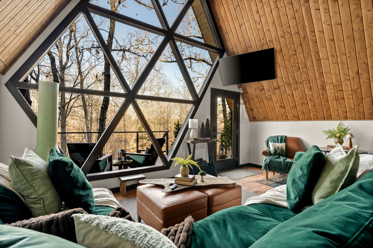 Lovely Lofted A-Frame with Private Jacuzzi, Deck, Fire Pit and Views in Arkansas