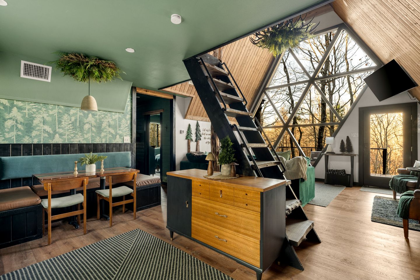 Lovely Lofted A-Frame with Private Jacuzzi, Deck, Fire Pit and Views in Arkansas