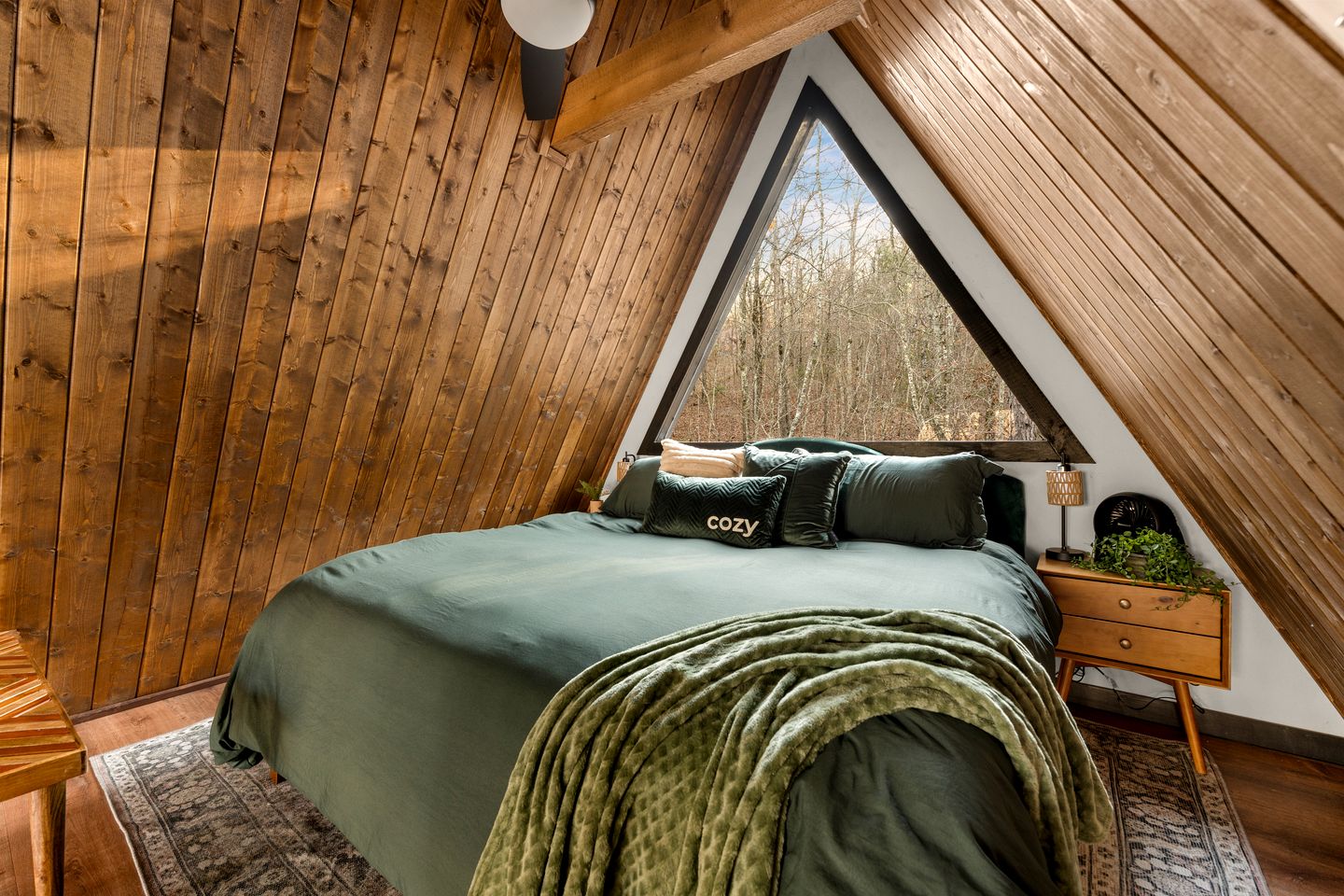 Lovely Lofted A-Frame with Private Jacuzzi, Deck, Fire Pit and Views in Arkansas