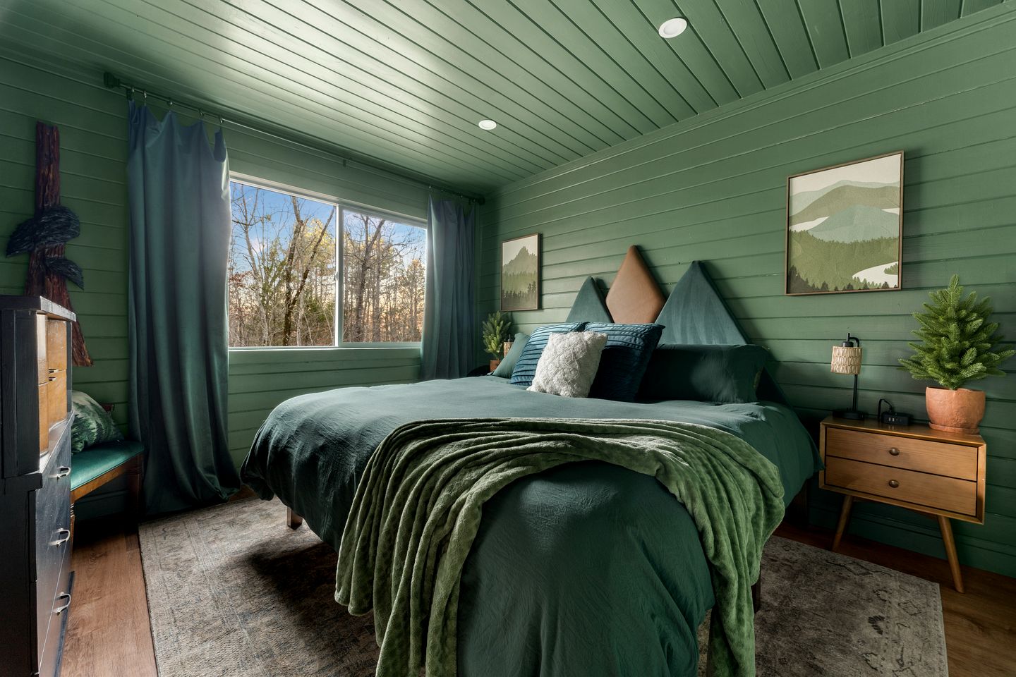 Lovely Lofted A-Frame with Private Jacuzzi, Deck, Fire Pit and Views in Arkansas