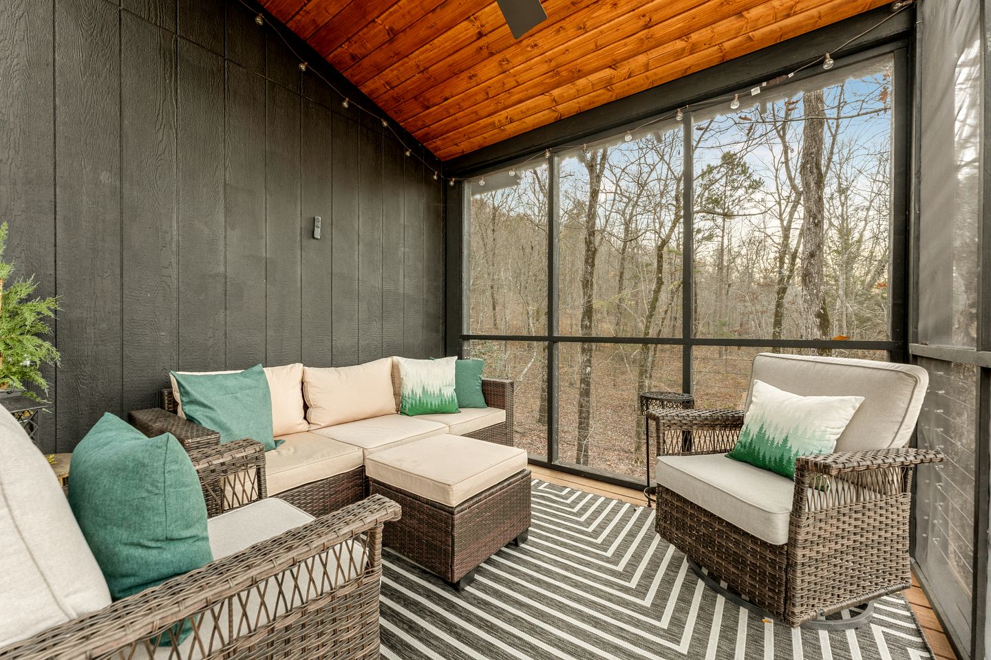 Lovely Lofted A-Frame with Private Jacuzzi, Deck, Fire Pit and Views in Arkansas