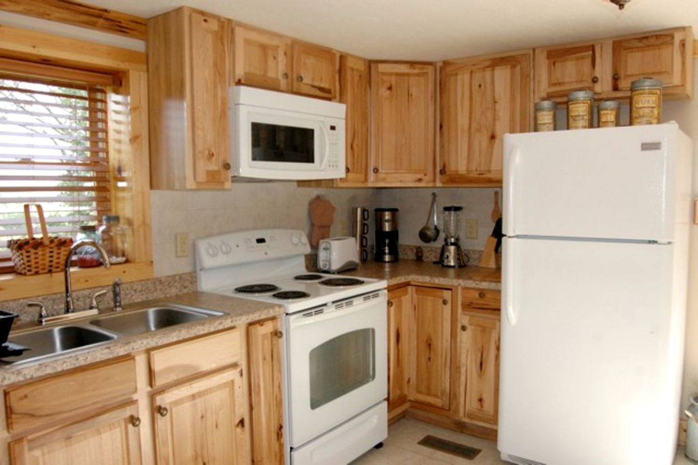 Lovely Log Cabin in the Woods with Hot Tub near the Red River Gorge in Kentucky